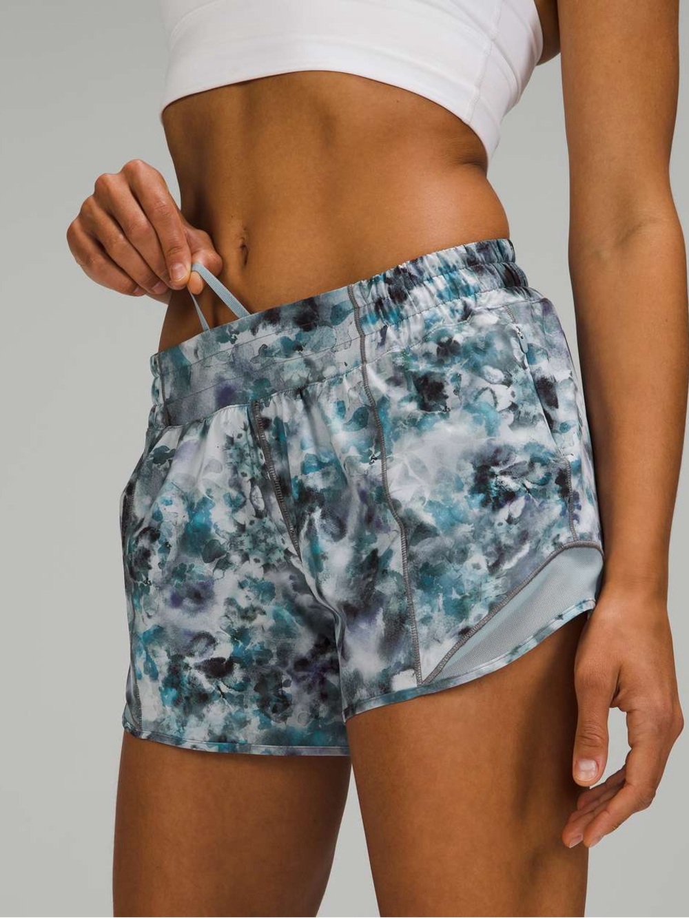 Lululemon Hotty Hot Low Rise Shorts 2.5” Kaleidofloral Multi Blue Cast Size 6